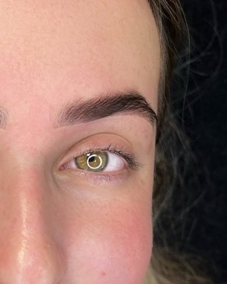 Strak gevormde wenkbrauw na een brow treatment