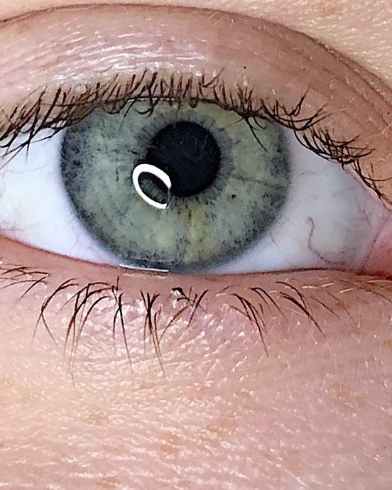 Gelifte en getinte wimpers, close-up