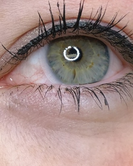 Oog met gelifte wimpers en eyeliner