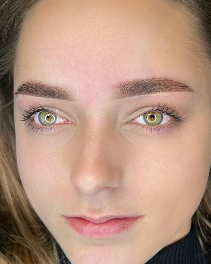 Klant van The Beauty Addict met gestylede wenkbrauwen en gelifte wimpers