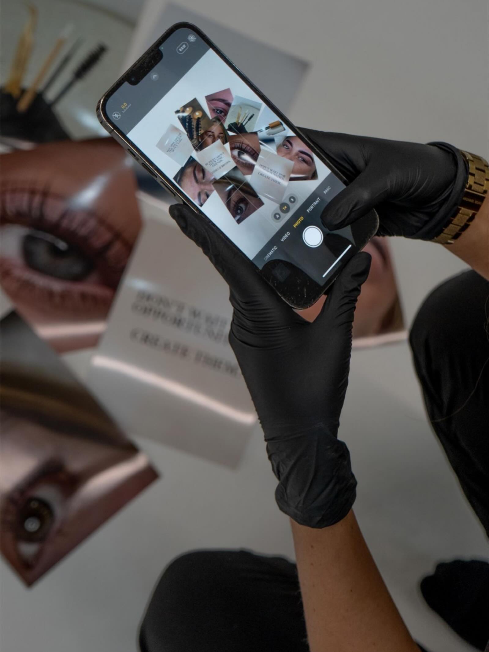 Amber fotografeert het resultaat van een behandeling met haar telefoon