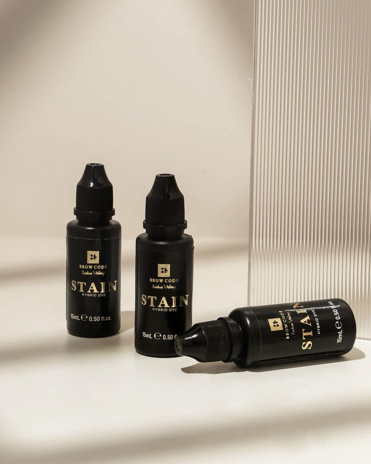 Brow Code hybrid dye flesjes op de werktafel